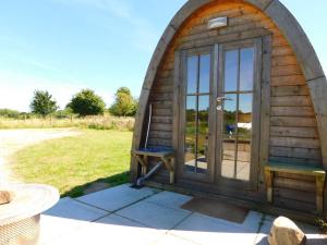 奥马Cosy Pod-Cabin near beautiful landscape in Omagh的小型木制小屋,设有玻璃门