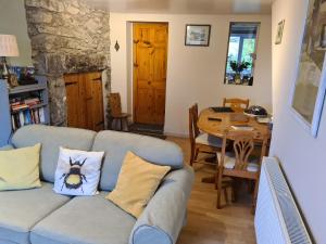NantlleNorth Wales Cosy Cottage with views near Eryri Snowdonia的客厅配有沙发和桌子