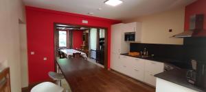 La Diligence的一间厨房,里面设有红色的墙壁和桌子