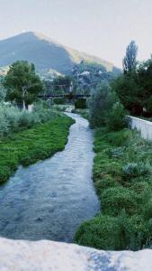 切雷托迪斯波莱托Residence il giardino sul fiume Nera的一条水,在后面有一座桥