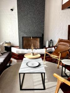 利马Vistamar Duplex的客厅配有桌子和壁炉