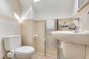 伯恩茅斯Talbot Woods Villa的浴室配有白色卫生间和盥洗盆。