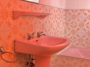 OnitshaGRACE LODGE ONITSHA的一间带粉色水槽和卫生间的浴室