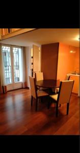 马德里索尔马约尔公寓的一间带木桌和椅子的用餐室
