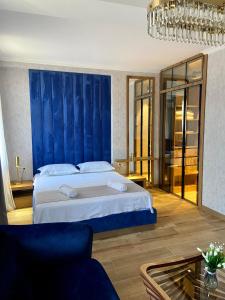 第比利斯Tbili Metekhi Boutique Hotel的一间卧室设有一张蓝色墙壁的大床