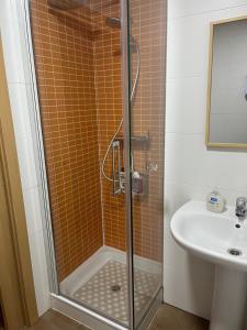 巴达霍斯Apartamento RENACIMIENTO con garaje的带淋浴和盥洗盆的浴室