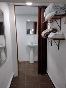 圣安德烈斯El Hostal By Pochet的浴室配有盥洗盆、卫生间和毛巾。