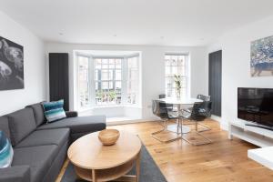 伊顿Hampden Apartments - The Louis的客厅配有沙发和桌子