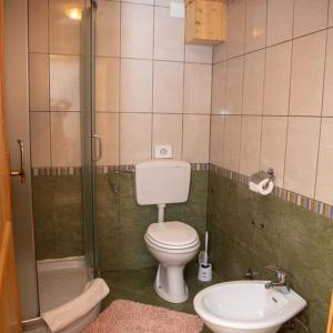 科尔尼鲁格Guest House Ema的浴室配有卫生间、盥洗盆和淋浴。