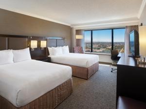米尔皮塔斯Sonesta San Jose - Milpitas的酒店客房设有两张床和大窗户。