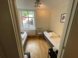 孔艾尔夫Fint, gratis parkering, med 20 min till Göteborg C的一间卧室设有两张床和窗户。