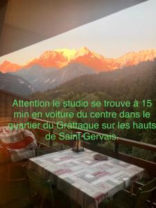 圣热尔韦莱班Studio Turquoise quartier Grattague vue MontBlanc的墙上的山画,带桌子