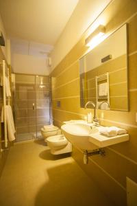 Baone沃尔比农家乐的浴室设有2个水槽、卫生间和镜子。