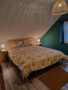 巴斯托涅Gîte 28 court的一间卧室配有一张黄色棉被的床