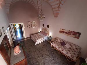 马丁纳弗兰卡Casa Lo Re的卧室享有上方的景致,配有1张床和1张沙发