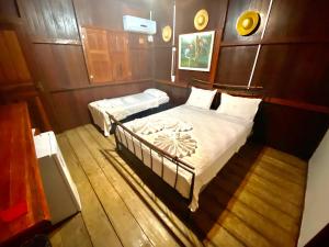 IrandubaAmazonia Jungle Hotel的船上的卧室