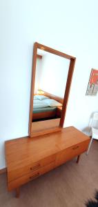 纳图尔诺Zweizimmer-Wohnung mit Parkgarage的镜子坐在木梳妆台上