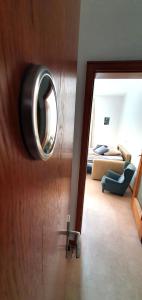 纳图尔诺Zweizimmer-Wohnung mit Parkgarage的一间设有镜子和沙发的门的房间