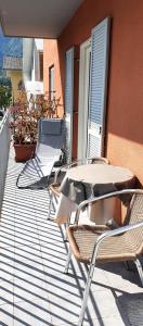纳图尔诺Zweizimmer-Wohnung mit Parkgarage的阳台的天井配有桌椅