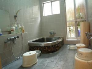 京都达亚旅馆的带浴缸的浴室和2个卫生间