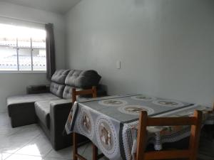 南卡希亚斯Sobrado completo em Caxias do Sul的客厅配有桌子和沙发