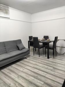 达格纳姆Remaj Service Accommodation, Sleep 7的客厅配有沙发和桌椅