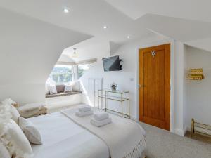 斯坦厄普Queen Elizabeth Suite的白色的卧室设有一张大床和一个窗户