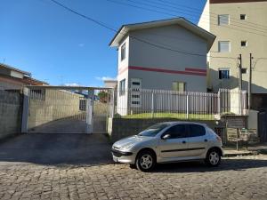 南卡希亚斯Sobrado completo em Caxias do Sul的停在栅栏前的银色汽车