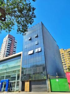 圣保罗Capsula Hotel Sao Paulo - Paulista的一面有窗户的建筑