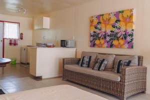 拉罗汤加基集酒店及套房的带沙发的客厅和厨房