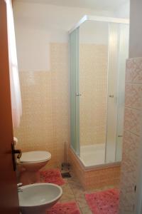 米欧纳Apartments by the sea Milna, Brac - 733的带淋浴、卫生间和盥洗盆的浴室