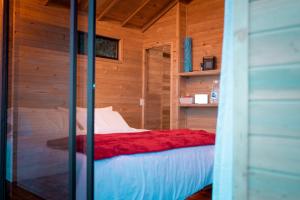 里奥内格罗Caralsol Glamping的小木屋内一间卧室,配有一张床