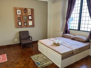 波德申Sevenseas Marina Crescent的卧室配有床、椅子和窗户。