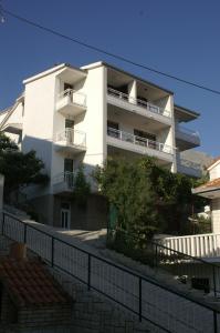 杜埃Apartments by the sea Duce, Omis - 945的前面有栅栏的白色建筑