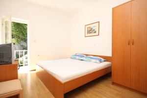 拉斯托伏Apartments and rooms by the sea Lucica, Lastovo - 990的一间带床和电视的小卧室