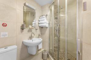 托基金屋旅馆的带淋浴、卫生间和盥洗盆的浴室