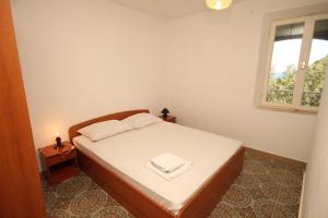 拉斯托伏Double Room Lucica 990a的一间小卧室,配有床和窗户