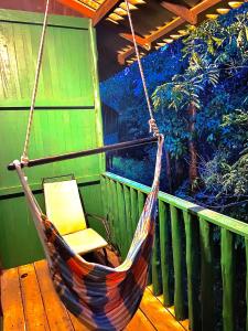 IrandubaAmazonia Jungle Hotel的门廊上的吊床和椅子