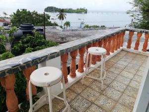 圣塔芭芭拉-山美纳Studio Centrally located, 50 mts from El Malecón.的阳台设有2张凳子,享有海景。