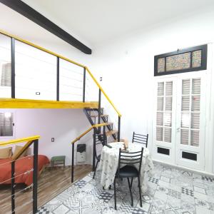 布宜诺斯艾利斯Luna de Mandalas的一间带楼梯和桌椅的用餐室