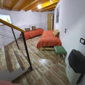 布宜诺斯艾利斯Luna de Mandalas的一间卧室设有两张床,房间内设有楼梯。