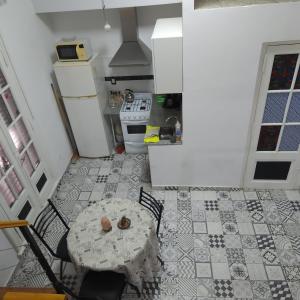 布宜诺斯艾利斯Luna de Mandalas的一间带桌子和冰箱的小厨房