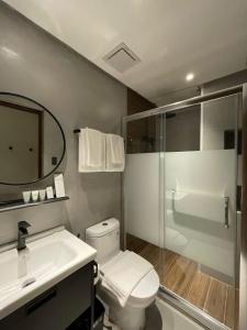 GuiguintoAcro Residences的浴室配有卫生间、盥洗盆和淋浴。