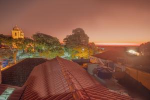 圣托梅-达斯莱特拉斯Souza Reis Apart - Unidade 2的日落时分城市屋顶的顶部景观
