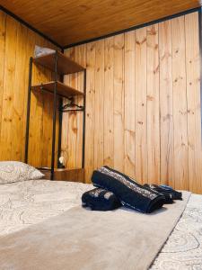 佩尼亚Modo- lar mini casa的一间卧室设有一张床和木墙