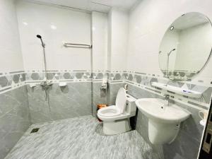 吉婆岛Little Vietnam Hotel - Cát Bà的一间带卫生间、水槽和镜子的浴室