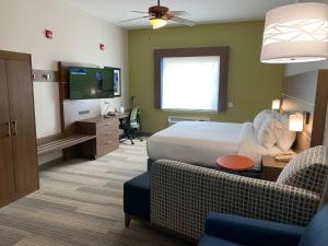 南帕诸岛南帕德里岛智选假日酒店及套房的酒店客房配有床、沙发和电视。