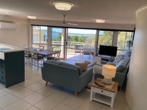 卡伦德拉贝尔韦代雷公寓的客厅配有沙发和带电视的桌子
