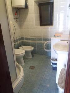奥利布岛Holiday house with a parking space Olib - 18805的浴室设有2个卫生间和水槽