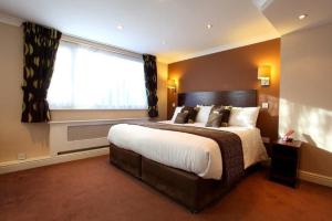 斯旺西海豚SA1酒店的一间卧室设有一张大床和一个窗户。